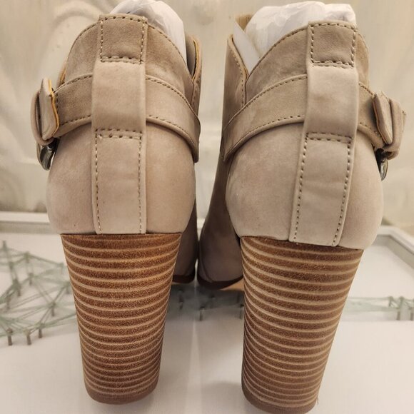 Vince Camuto Grey Leather " Bernida" Peep toe Heeled Sandals. NIB. Size Various - Picture 5 of 11